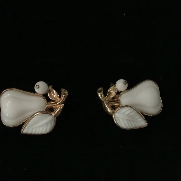 Vintage Trifari White Milk Glass Necklace & Earring Set - Picture 2 of 5